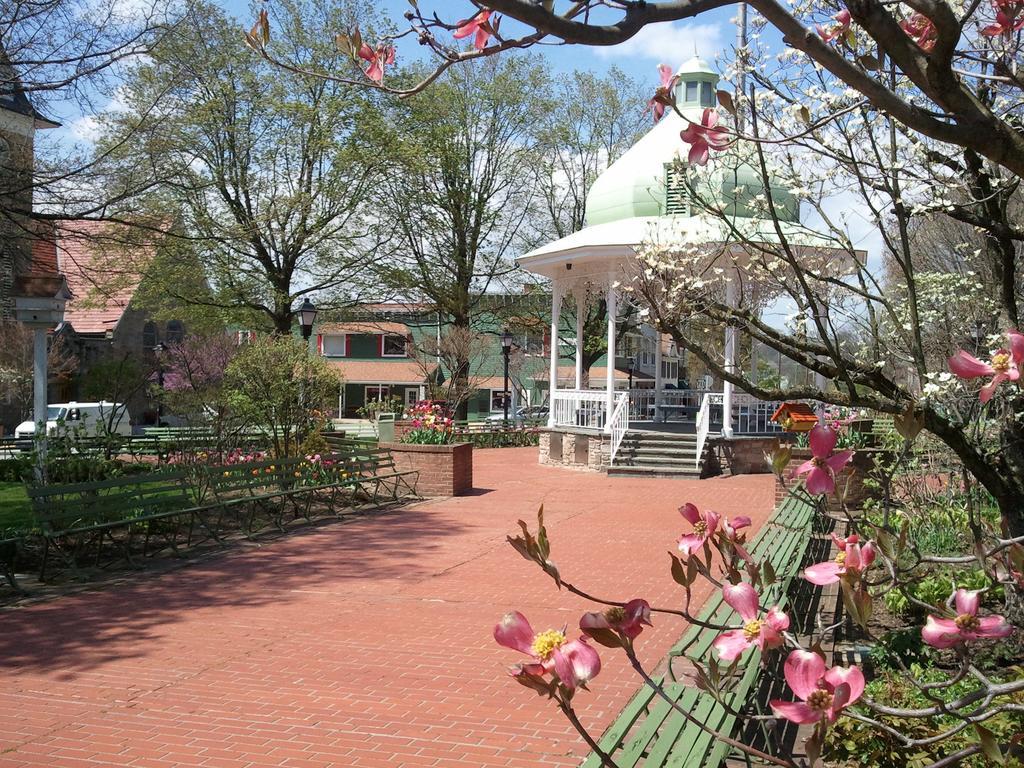 Ramada By Wyndham Ligonier Hotel Exterior photo