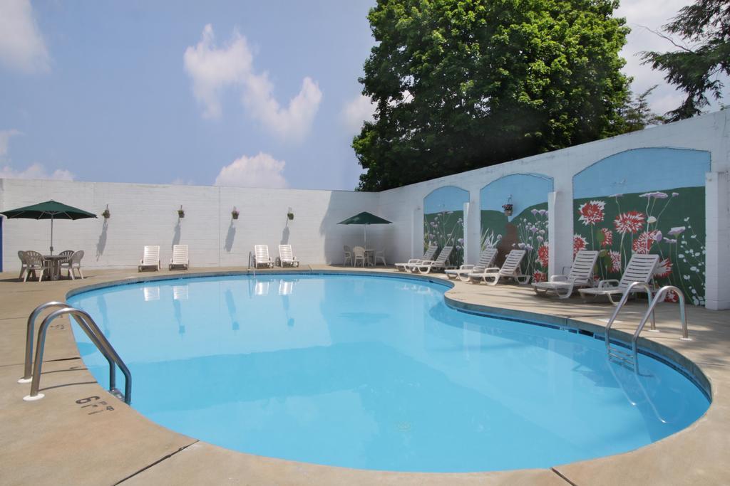 Ramada By Wyndham Ligonier Hotel Room photo