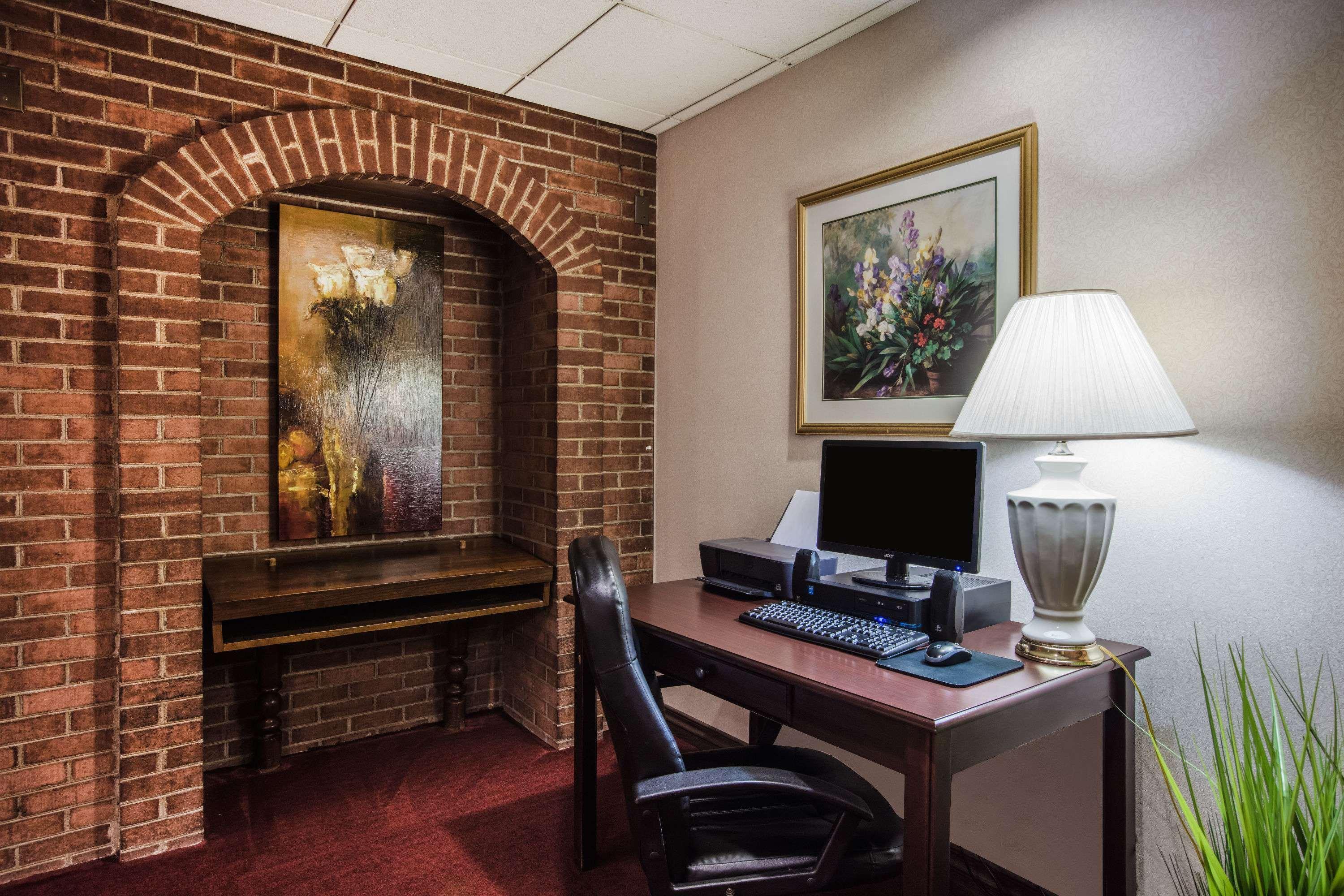 Ramada By Wyndham Ligonier Hotel Exterior photo