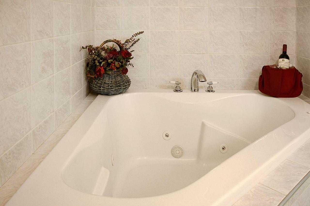 Ramada By Wyndham Ligonier Hotel Room photo